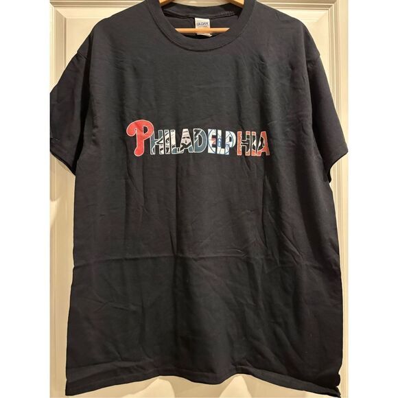 Philadelphia Pro Sports Teams T-shirt size Large - Picture 1 of 2